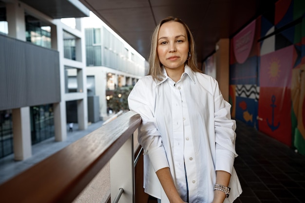 Mooie jonge blonde zakenvrouw in stedelijke achtergrond