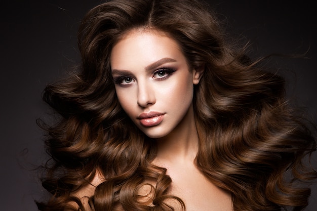 Mooie jonge brunette met make-up