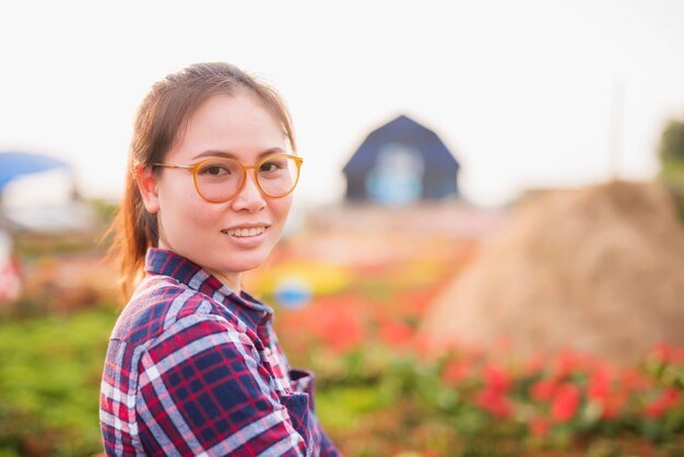 Mooie jonge brunette vrouw op de weide met witte bloemen op een warme zomerdag - Image