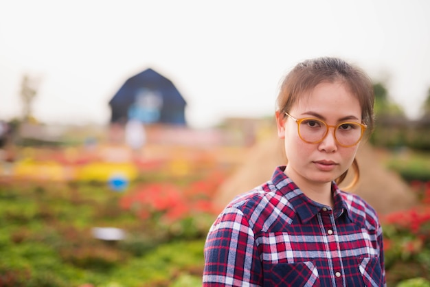 Mooie jonge brunette vrouw op de weide met witte bloemen op een warme zomerdag - Image