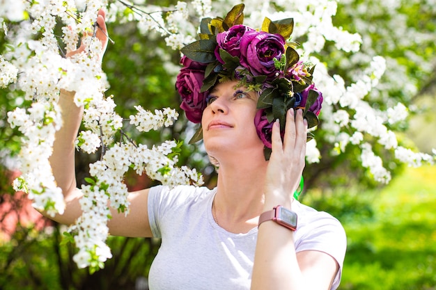 Mooie jonge dame in de tuin van kersenbloesems