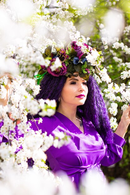 Mooie jonge dame in de tuin van kersenbloesems