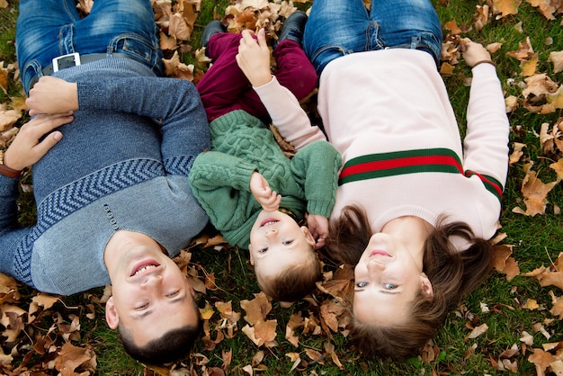 Mooie jonge familie op een wandeling in de herfstbos.