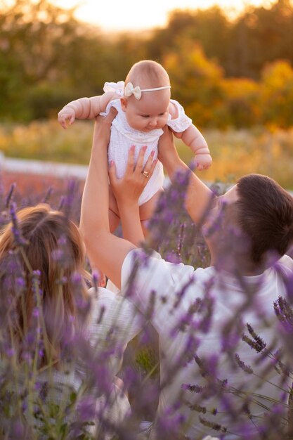 Mooie jonge familie op paarse bloem Lavendel veld. Familie vakantie