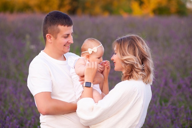 Mooie jonge familie op paarse bloem Lavendel veld. Familie vakantie