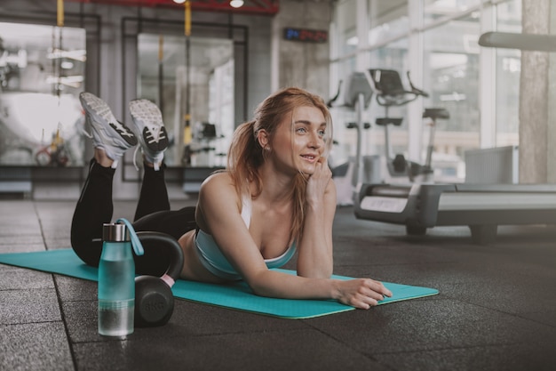 Mooie jonge fitness vrouw uit te werken in de sportschool