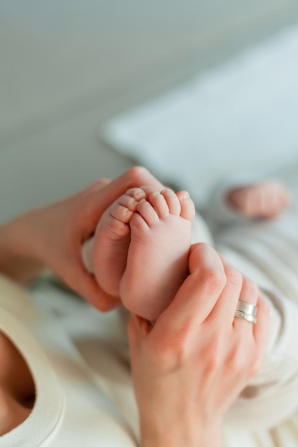 Mooie jonge gelukkige moeder en baby