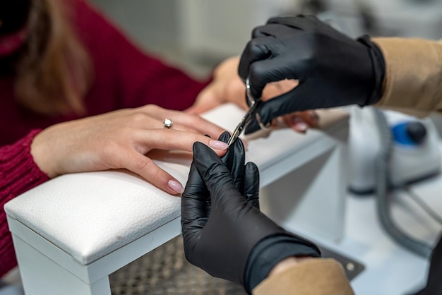 Mooie jonge klant kwam naar de schoonheidssalon voor een nieuwe manicure