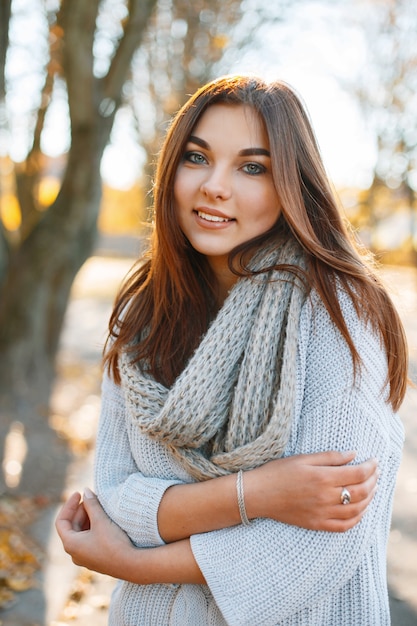 Mooie jonge lachende brunette vrouw - kleurrijke herfst portret