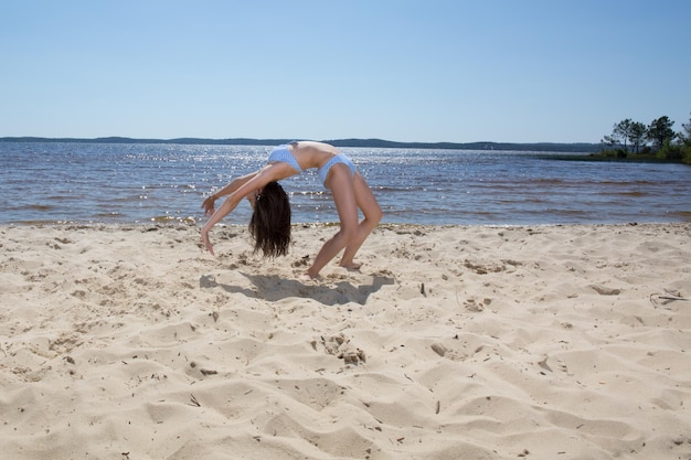 Mooie jonge meisjes die plezier hebben op het strand