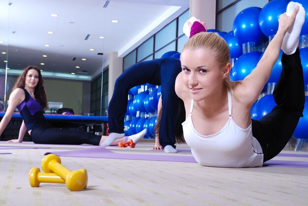 mooie jonge meisjes trainen in een sportschool