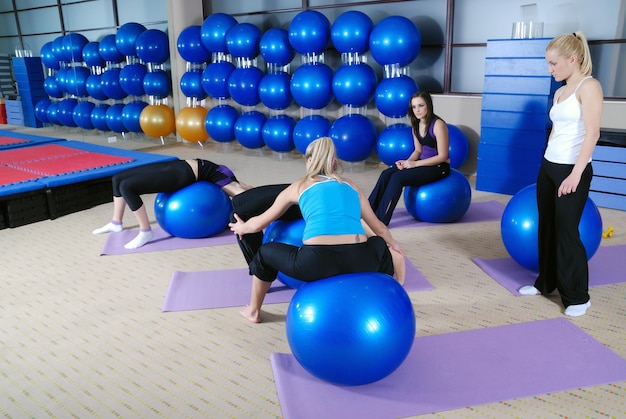 mooie jonge meisjes trainen in een sportschool