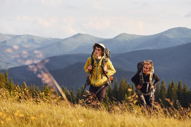 Mooie jonge mensen reizen samen Majestueuze Karpaten Prachtig landschap van ongerepte natuur