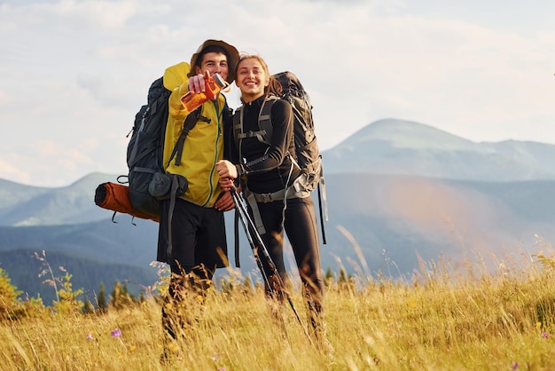 Mooie jonge mensen reizen samen Majestueuze Karpaten Prachtig landschap van ongerepte natuur