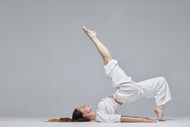 Mooie jonge moderne danser of fitnessdanser op een witte geïsoleerde achtergrond