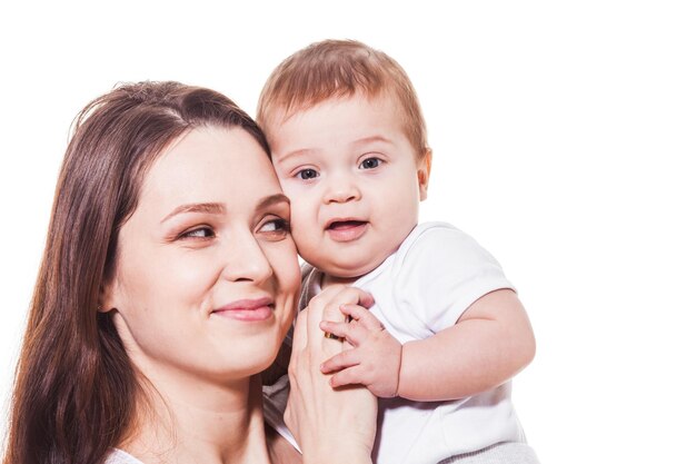 Mooie jonge moeder knuffelt haar baby, geïsoleerd portret