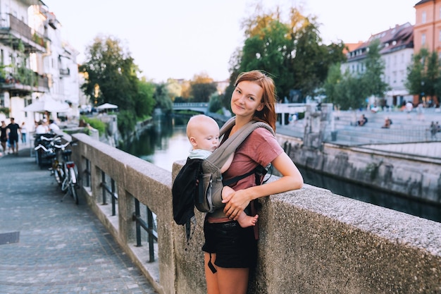 Mooie jonge moeder met baby kind tijd doorbrengen in de oude stad van Ljubljana Slovenië Europa