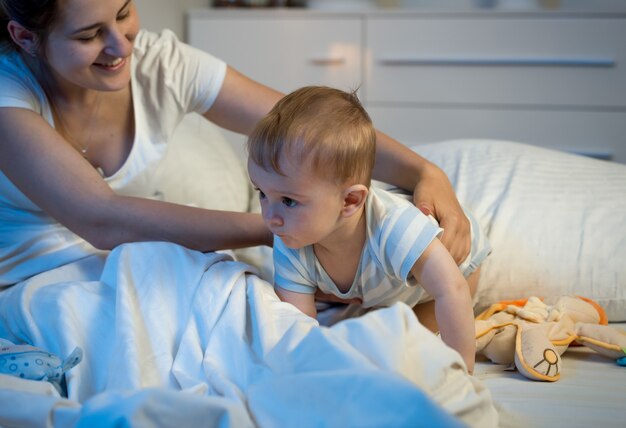 Mooie jonge moeder zorgt voor haar peuter