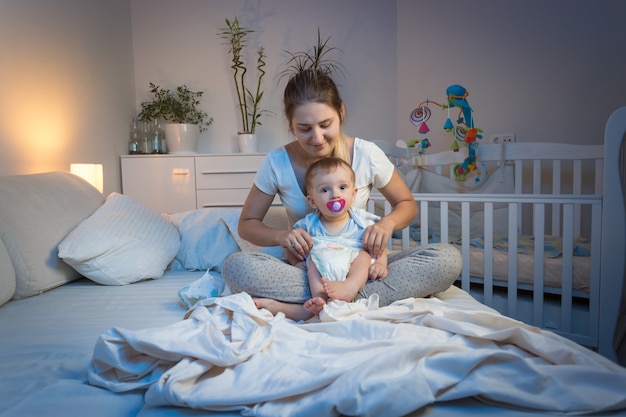 Mooie jonge moeder zorgt voor haar peuter