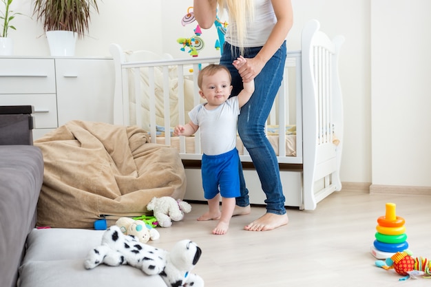 Mooie jonge moeder zorgt voor haar peuter