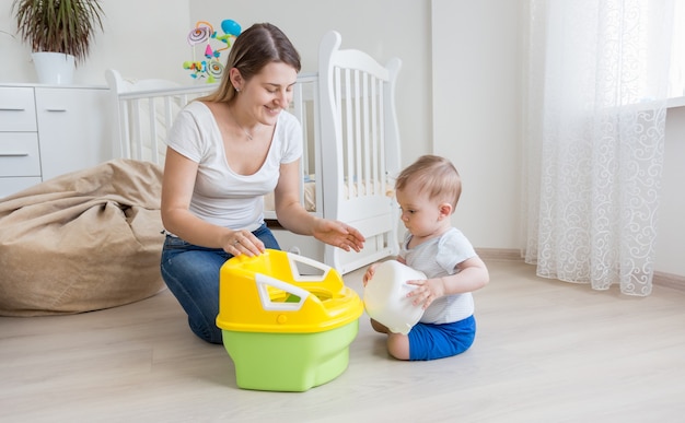 Mooie jonge moeder zorgt voor haar peuter