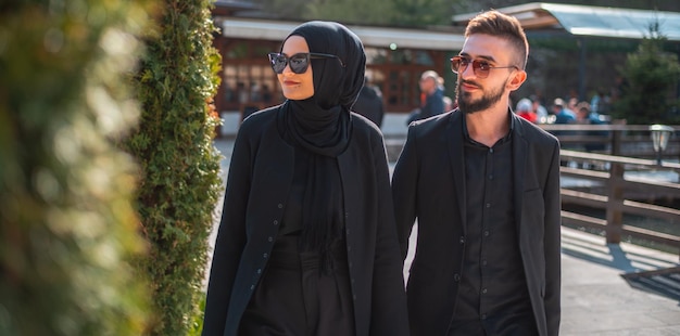 Mooie jonge moslim paar verliefd wandelen buiten op zomervakantie