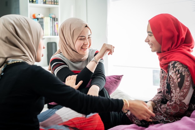 Mooie jonge moslimvrouwen met een glimlach. Foto van hoge kwaliteit