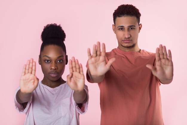 mooie jonge paar man en vrouw op roze achtergrond