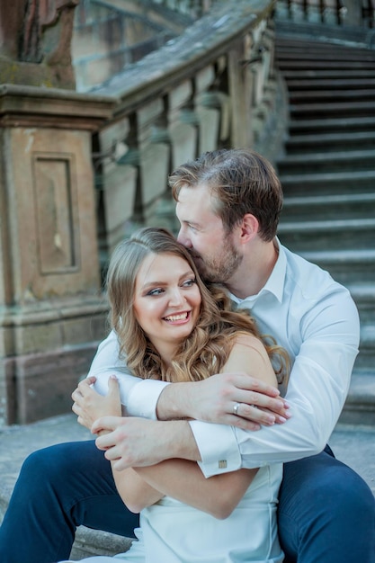 Mooie jonge paar verliefd in de buurt van het oude paleis Huwelijksrelatie