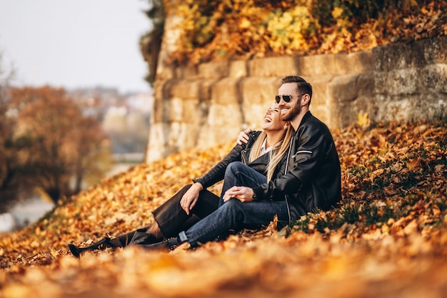 Mooie jonge paar wandelen in de herfst park op een zonnige dag