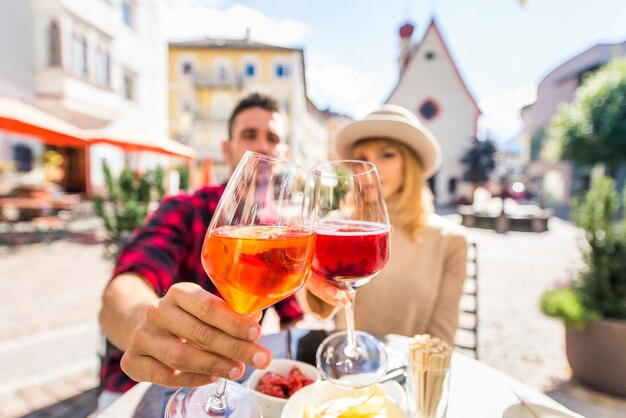 Mooie jonge paar zitten in een bar-restaurant en met een drankje