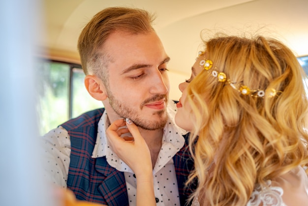 Mooie jonge paarzitting in auto romantische relatie