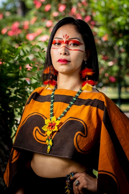 Foto mooie jonge peruaanse vrouw van de yanesha cultuur poseert met jurken sieraden make-up kleren