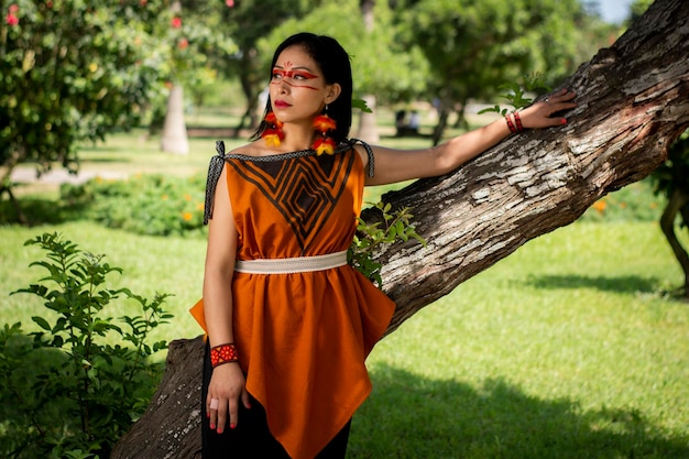 Foto mooie jonge peruaanse vrouw van de yanesha cultuur poseert met jurken sieraden make-up kleren