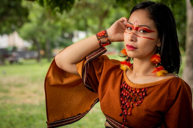 Foto mooie jonge peruaanse vrouw van de yanesha cultuur poseert met jurken sieraden make-up kleren