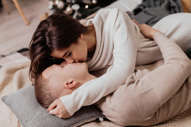 Mooie jonge romantische paar liggend op bed zoenen en knuffelen