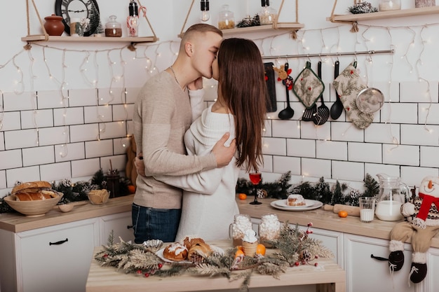 Mooie jonge romantische paar staande keuken zoenen en knuffelen