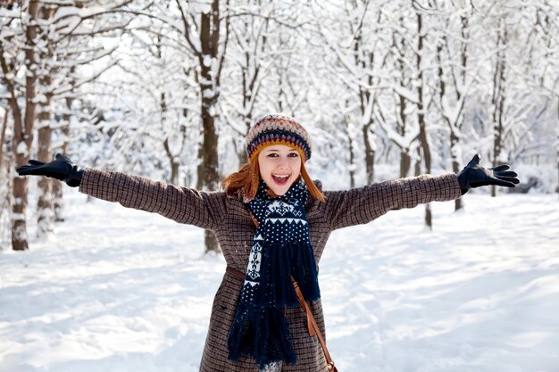 Mooie jonge roodharige vrouw in winter park