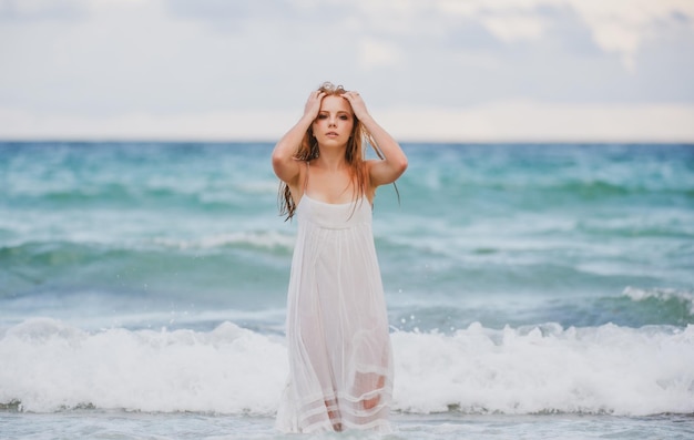 Mooie jonge sexy vrouw op zee strand