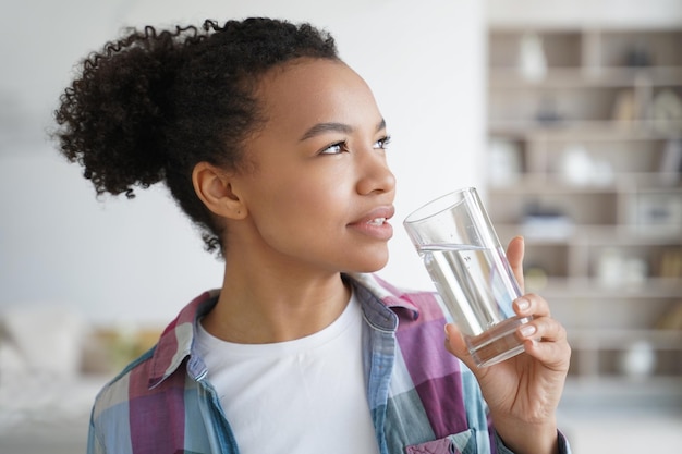 Mooie jonge Spaanse vrouw die van mineraalwater geniet Gezonde levensstijl, fitness en wellness