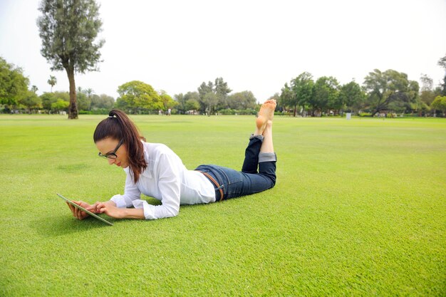 Mooie jonge student vrouw studeren met tablet in park