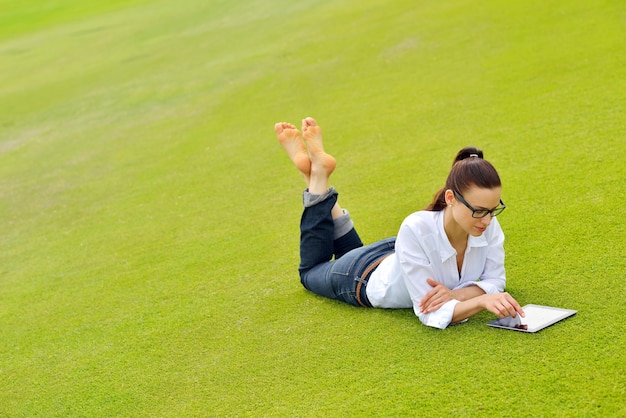 Mooie jonge student vrouw studeren met tablet in park