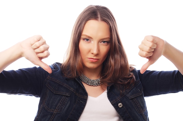 Foto mooie jonge verraste vrouw. studio opname.