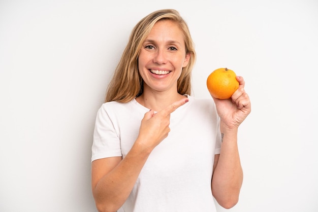 Mooie jonge volwassen vrouw met een sinaasappel