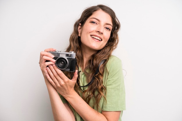 Mooie jonge volwassen vrouw met een vintage fotocamera