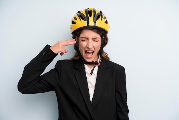 Mooie jonge volwassen zakenvrouw met een fietshelm