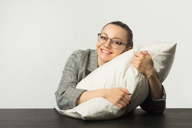 Mooie jonge vrouw aan een tafel