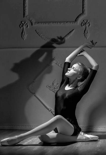 Mooie jonge vrouw ballerina dansen met ballet tutu