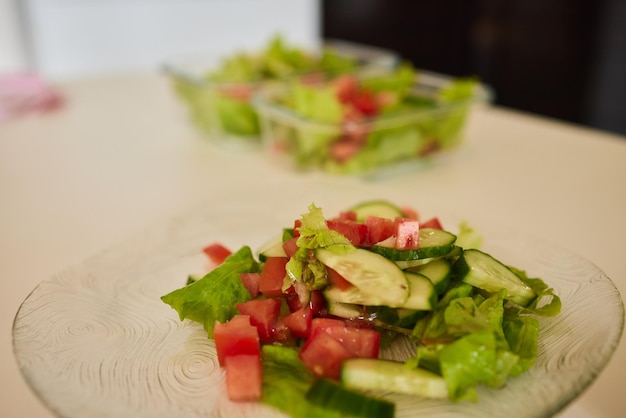 Mooie jonge vrouw bereidt groentesalade in de keuken gezonde voeding vegan salade dieet dieet