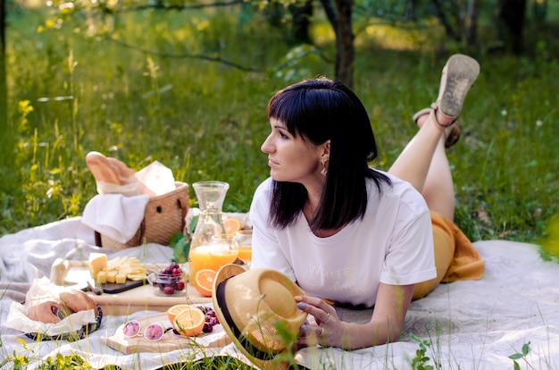 Mooie jonge vrouw bij een picknick